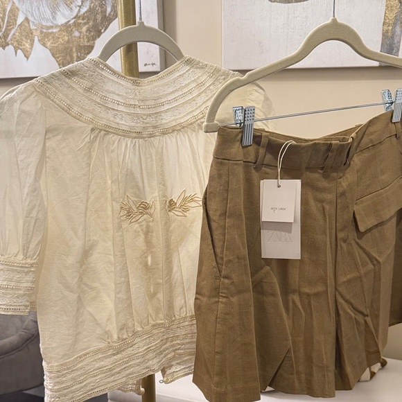 ZARA Round neck, short sleeve blouse with cuff detail. Matching embroidered - Picture 3 of 17